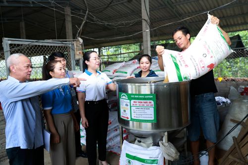  Hội viên phụ nữ, nông dân xã Bảo Ái tham qua mô hình chăn nuôi. 