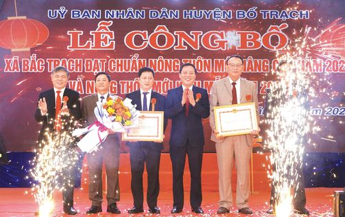 Xã Bắc Trạch (cũ) vinh dự là xã đầu tiên của tỉnh Quảng Bình (cũ) được công nhận xã nông thôn mới kiểu mẫu - Ảnh: L.M