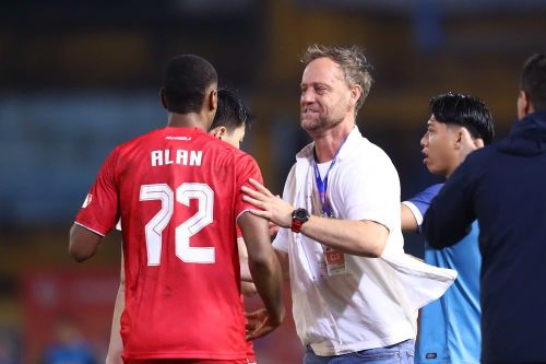 HLV Polking ăn mừng bàn thắng của Alan.Ảnh: Hoàng Linh