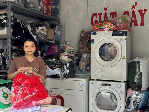 Hầu hết tại các cửa hàng giặt sấy quần áo ở thời điểm này đều cho các máy giặt hoạt động hết công suất 