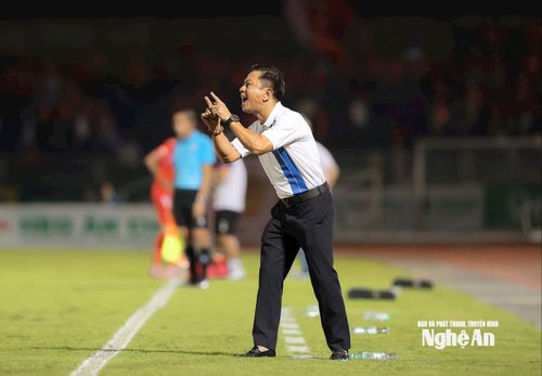 Huấn luyện viên Văn Sỹ Sơn tiếp tục để lại dấu ấn trong lối chơi của Sông Lam Nghệ An. Ảnh tư liệu: Xuân Thủy