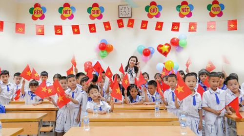 Giáo viên và học sinh Trường Tiểu học Hà Huy Tập 2 chào đón năm học mới. Ảnh: Mỹ Hà