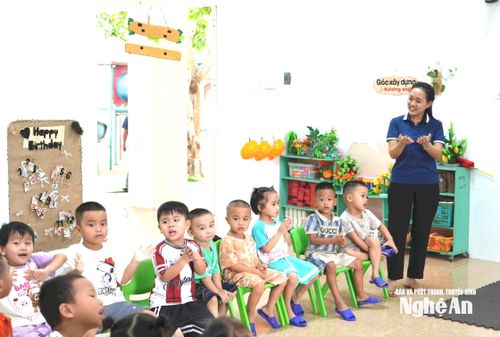 Giờ học của cô và trò Trường Mầm non Hưng Hòa. Ảnh: Mỹ Hà