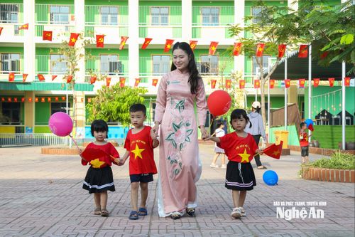 Học sinh Trường mầm non Nguyễn Huệ, xã Hưng Nguyên chào đón năm học mới. Ảnh: Đình Tuyên