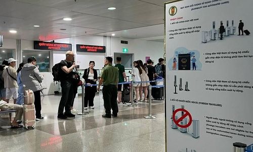  Chính sách thị thực điện tử (e-visa) hiện nay của Việt Nam được đánh giá tích cực nhờ mở rộng diện áp dụng lên cho tất cả các quốc gia và vùng lãnh thổ, kéo dài thời hạn lưu trú đến 90 ngày và thủ tục đăng ký hoàn toàn trực tuyến thuận tiện, góp phần nâng cao năng lực cạnh tranh điểm đến và cải thiện trải nghiệm nhập cảnh cho du khách quốc tế. (Ảnh minh họa: TTXVN) 