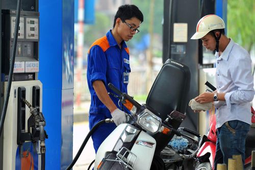 Giá xăng được điều chỉnh giảm nhẹ. Ảnh: Nam Khánh