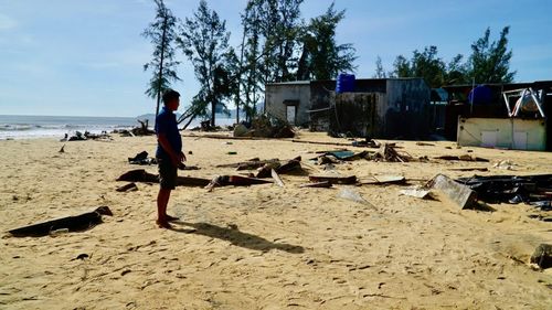 Ngôi nhà của bà Phan Thị Nhường (45 tuổi) bị gió đánh sập hoàn toàn và vùi lấp dưới lớp cát. Ảnh: Sỹ Thắng - TTXVN