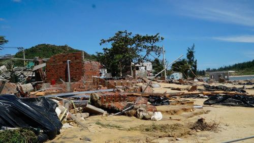Nhiều ngôi nhà ở làng chài dưới chân cầu Đề Gi bị sập hoàn toàn. Ảnh: Sỹ Thắng - TTXVN