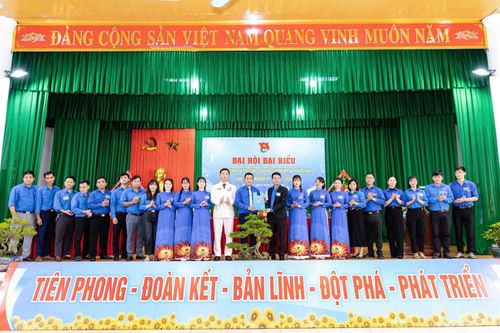Ban Chấp hành Đoàn xã ra mắt Đại hội.