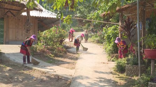 Bà con bản Lao Chải 1 giữ gìn vệ sinh môi trường.