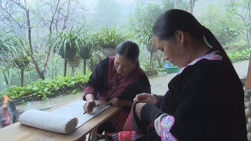 Phụ nữ đồng bào dân tộc Mông ở bản Lao Chải 1 giữ gìn nghề vẽ sáp ong truyền thống.