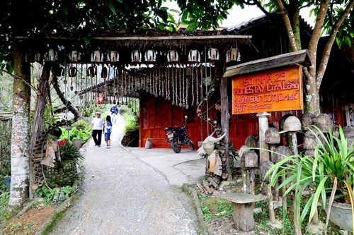 Những ngôi nhà khang trang, sạch đẹp thu hút khách du lịch đến với bản Lao Chải 1.