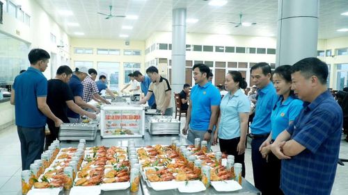  Bữa cơm công đoàn do Công đoàn Công ty Than Mạo Khê (tỉnh Quảng Ninh) tổ chức. Ảnh: VINACOMIN 