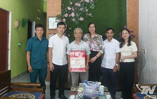 Lãnh đạo xã Quang Sơn tặng quà gia đình chính sách nhân Ngày Thương binh - Liệt sĩ (27-7).