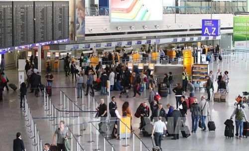 Hành khách tại sân bay ở Frankfurt am Main, miền Tây nước Đức. Ảnh: AFP.