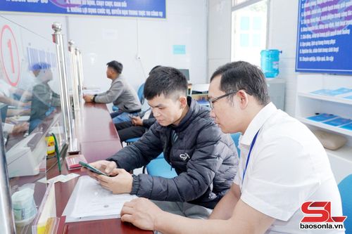 Cán bộ xã Nậm Lầu hướng dẫn nhân dân sử dụng Cổng dịch vụ công trên điện thoại thông minh.