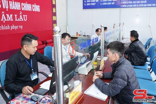 Trung tâm phục vụ hành chính công xã Nậm Lầu giải quyết thủ tục hành chính cho nhân dân.