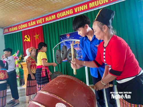 Các thành viên Câu lạc bộ dân ca, dân nhạc, dân vũ bản Bộng, xã Thanh Bình Thọ truyền dạy cách chơi nhạc cụ dân tộc cho thanh thiếu niên. Ảnh: Minh Quân
