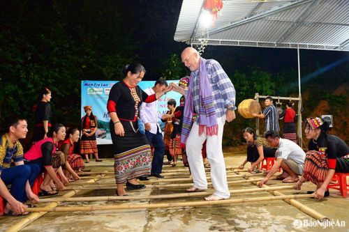 Đưa dân ca, dân vũ vào phát triển du lịch cộng đồng ở bản Khe Rạn, xã Con Cuông. Ảnh: Thành Cường