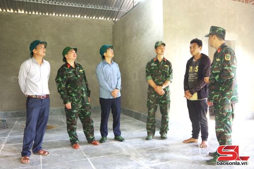 Bộ CHQS tỉnh kiểm tra tiến độ xây dựng “Nhà đồng đội” tại xã Huổi Một.