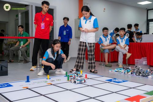 Các thí sinh đoàn Nghệ An tham dự chung kết quốc gia Cuộc thi Robotics năm 2025. Ảnh: CSCC