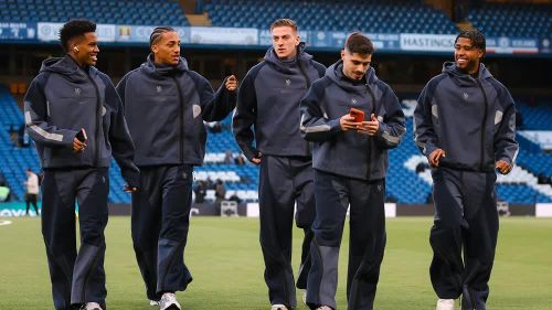Các cầu thủ Chelsea tới sân