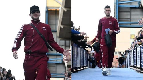 Các cầu thủ Arsenal tới sân
