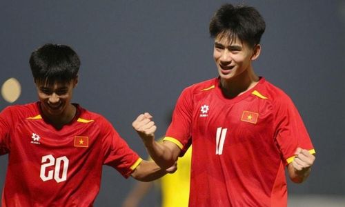 Hàng công của đội thi đấu bùng nổ với khả năng pressing mạnh, tốc độ và dứt điểm hiệu quả