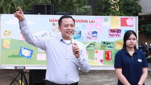  Thầy Lê Trung Kiên - giáo viên Tiếng Anh, Trường THPT Chất lượng cao Lê Lợi (Hà Đông, Hà Nội) trong một buổi tư vấn hướng nghiệp cho học sinh. Ảnh: Đình Tuệ 