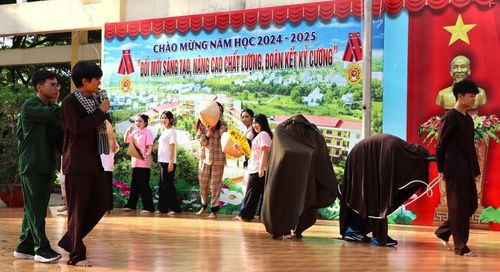  Dạy Ngữ văn theo hình thức sân khấu hóa tại Trường THPT chuyên Phan Ngọc Hiển (phường An xuyên, Cà Mau). Ảnh: NTCC 