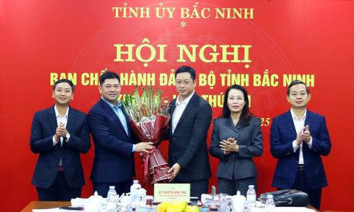 Các đồng chí Thường trực Tỉnh ủy Bắc Ninh chúc mừng tân Phó Bí thư Tỉnh ủy Bắc Ninh Trần Huy Phương.