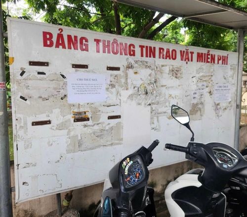 Luôn có những ô tô, xe máy đỗ trên vỉa hè phố Nguyễn Phong Sắc (phường Cầu Giấy) chắn ngang bảng tin khiến người dân rất khó tiếp cận. Ảnh: DN