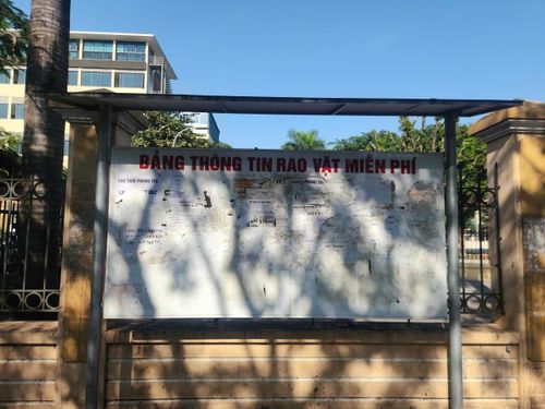 Tại đường Hồ Tùng Mậu, đoạn giao phố Mai Dịch (phường Phú Diễn), một tấm bảng rao vặt miễn phí được bóc dán nham nhở, xấu xí. Ảnh: DN