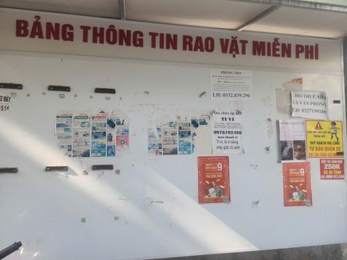 Biển rao vặt miễn phí xuống cấp tại phố Cầu Giấy. Ảnh: DN