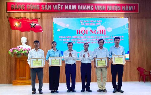 Lãnh đạo xã Thượng Đức tặng giấy khen cho 4 tập thể có thành tích xuất sắc trong chiến dịch “90 ngày làm giàu, làm sạch cơ sở dữ liệu đất đai”. Ảnh: XUÂN TRINH