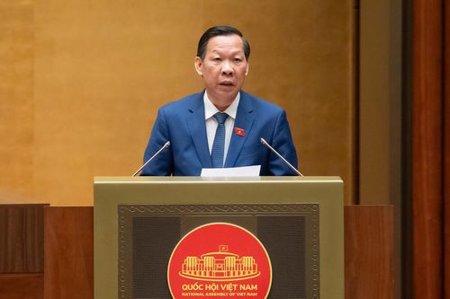 Chủ nhiệm Ủy ban Kinh tế và Tài chính Phan Văn Mãi trình bày báo cáo thẩm tra. Ảnh: Quốc hội