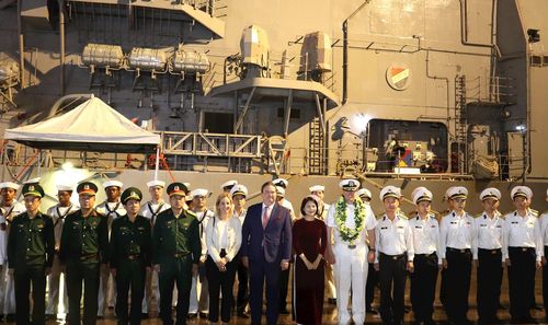 Đoàn lãnh đạo thành phố và sĩ quan, thủy thủ tàu chụp ảnh lưu niệm. Ảnh: NGỌC HÀ