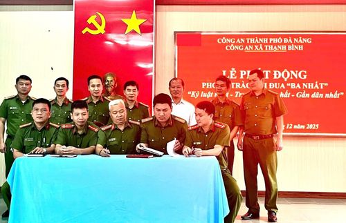 Các Tổ nghiệp vụ Công an xã Thạnh Bình ký cam kết thực hiện thi đua “Ba nhất”. Ảnh: HUY HOÀNG