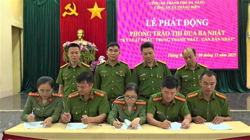 Các tổ công tác của Công an xã Thăng Điền ký kết phong trào thi đua "Ba nhất". Ảnh: GIANG BIÊN