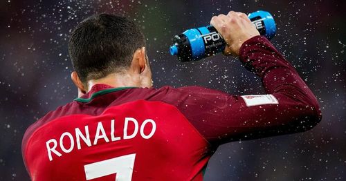 Ronaldo giải nhiệt ở giữa một trận đấu trong màu áo ĐT Bồ Đào Nha