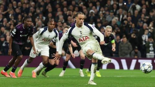 Hai bàn thắng từ chấm 11m đã giúp Tottenham định đoạt trận đấu.