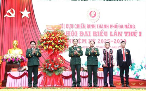 Hội CCB Việt Nam tặng hoa chúc mừng đại hội. Ảnh: NGỌC HÀ