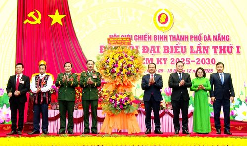 Lãnh đạo thành phố Đà Nẵng tặng hoa chúc mừng đại hội. Ảnh: NGỌC HÀ