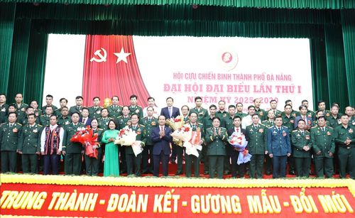 Lãnh đạo thành phố tặng hoa chúc mừng Ban Chấp hành Hội CCB thành phố Đà Nẵng nhiệm kỳ 2025 - 2030. Ảnh: NGỌC HÀ