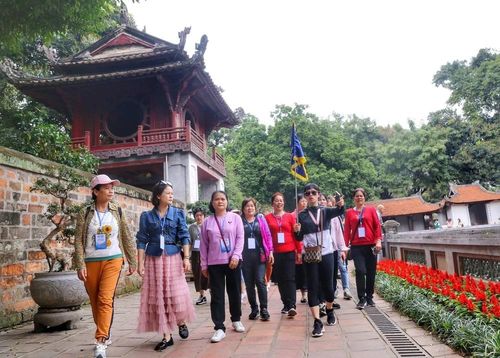 Khách du lịch Trung Quốc tham quan Văn Miếu-Quốc Tử Giám. Ảnh: Tuấn Đức - TTXVN