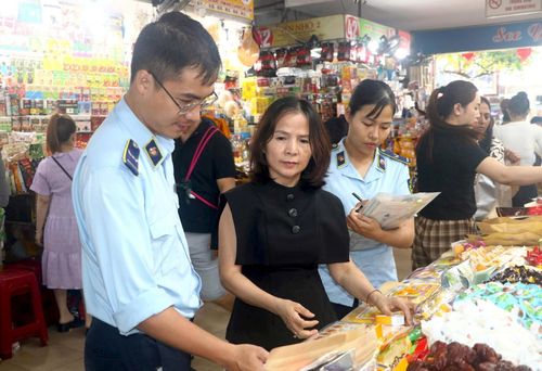 Lực lượng Quản lý thị trường kiểm tra, rà soát hàng hóa bày bán nhằm phát hiện, ngăn chặn hàng cấm, hàng không rõ nguồn gốc. Ảnh: KH.HUYỀN