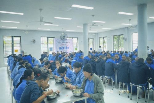Người bệnh tâm thần thưởng thức món mỳ Quảng do nhóm nấu. Ảnh: SONG THANH