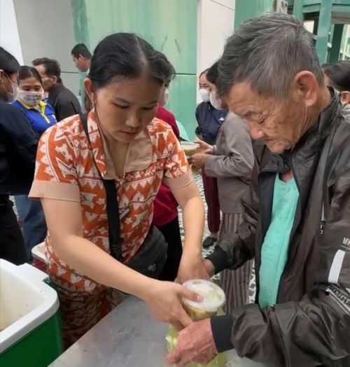 Suất cháo nóng giúp bệnh nhân nghèo thêm ấm lòng. Ảnh: SONG THANH