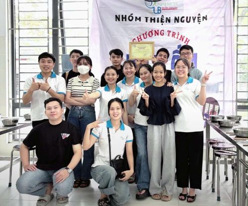 Niềm vui của các thành viên khi được nấu ăn cho những mảnh đời kém may mắn. Ảnh: SONG THANH