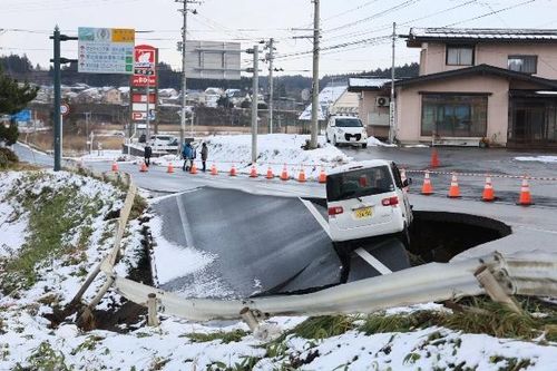 Đường phố tại tỉnh Aomori sau trận động đất ngày 8-12. Ảnh: JIJI